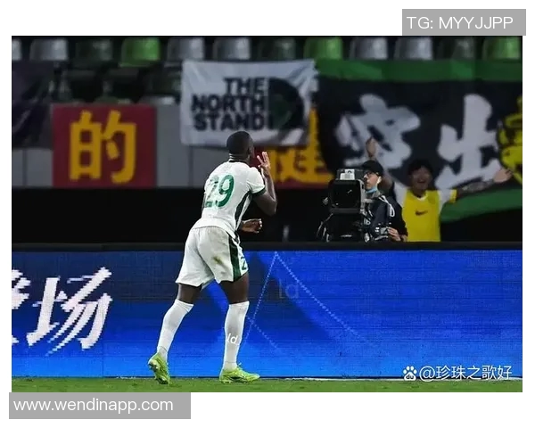 法比奥幽默回应裤子破洞事件揭示他为比赛付出的努力与坚持