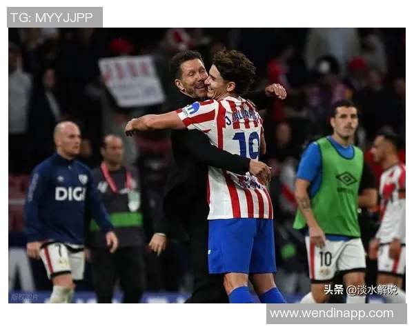 米兰同城德比胜利后球员们在餐厅欢庆继续热烈庆祝