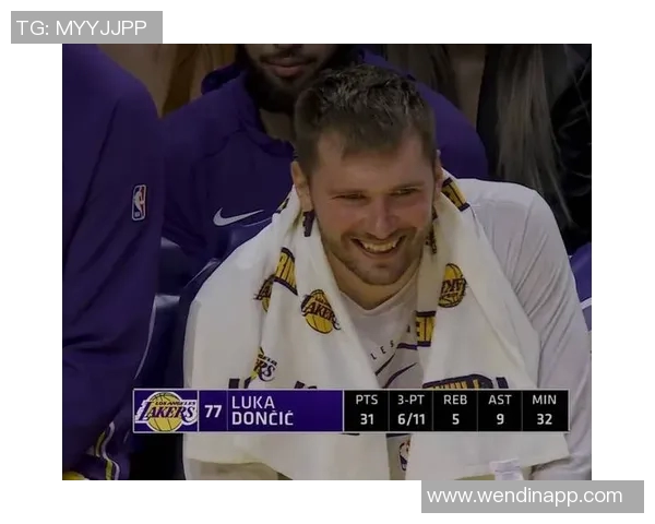 东契奇向里夫斯展示扭伤手指里夫斯惊呼难以置信的反应引发热议