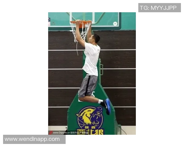 恩比德赛季首扣篮展现强势状态76人若健康将成为东部季后赛黑马 恩比德赛季首扣篮展现强势状态76人若健康将成为东部季后赛黑马