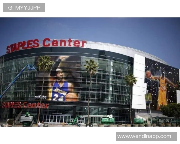 快船全力以赴迎接NBA杯新铺球场地板颜值惊艳引期待